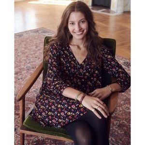 Cute, short easy dress with v neckline